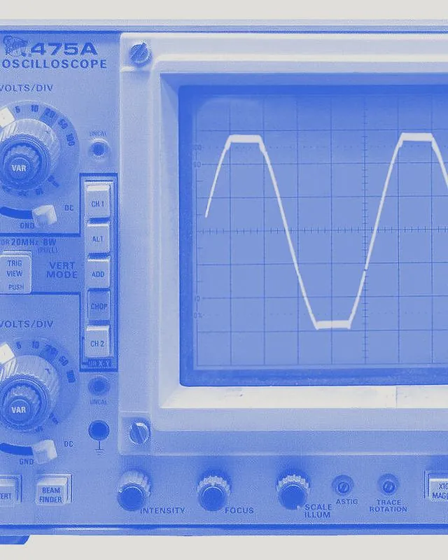 Oscilloscopio Tektronix 475A con un'onda sullo schermo