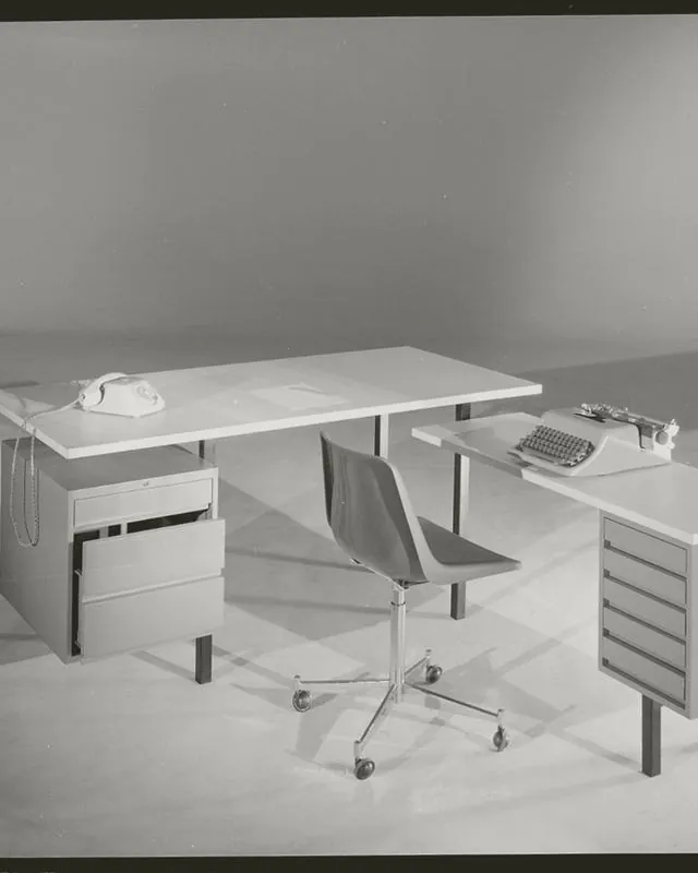 Scrivania da ufficio con cassettiera e sedia girevole, 1964